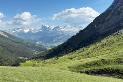 Sur le sentier du retour en dessous du Col de l'Aup. Photo prise au printemps