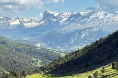 En toile de fond, le Plateau de Bure