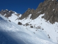 Une longue traversée nous mène à notre dernière descente en poudre