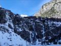 De part et d'autre de la Cascade de la Pisse, plusieurs  cascades de glace sont en condition