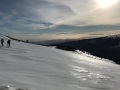 La neige est de plus en plus dure, le sol se transforme en patinoire !