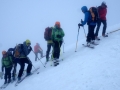 Au sommet dans le brouillard, la croix n'est pas visible, enfouie sous la neige !