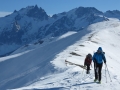 Entre 2 bourrasques, on a préféré porter les skis pour éviter de se faire pousser par le vent !