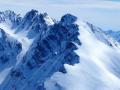 Au centre la magnifique arête dentelée des Rochers de la Grisonnière et à gauche les sommets du Coiro