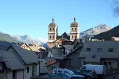 7h30, je quitte la vieille ville de Briançon et sa Collégiale pour retrouver Alexis au Pont de l'Alpe