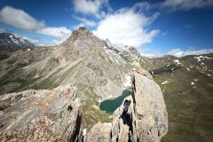 Au centre Roche Colombe avec à droite tout au fond et un peu dans les nuages, le Grand Galibier