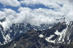 A gauche le couloir Davin et tout à droite un petit bout de la Barre des Ecrins