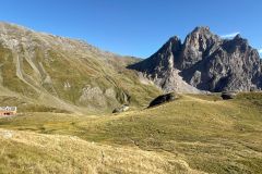De gauche à droite le tout nouveau refuge du Clos des Vaches et  l'Aiguillette du Lauzet