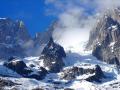 Au centre les rochers de la Bouteille qu'emprunte la voie normale des Grandes Jorasses