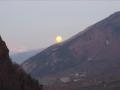 La lune semble gravir la Montagne de Roussillon !