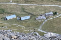 Elle est petite mais on aperçoit la marmotte  qui surplombe les chalets de l'Alpe du Lauzet