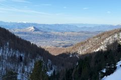 Au centre le petit sommet du Puy de Manse