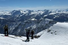 En toile de fond les sommets du Champsaur